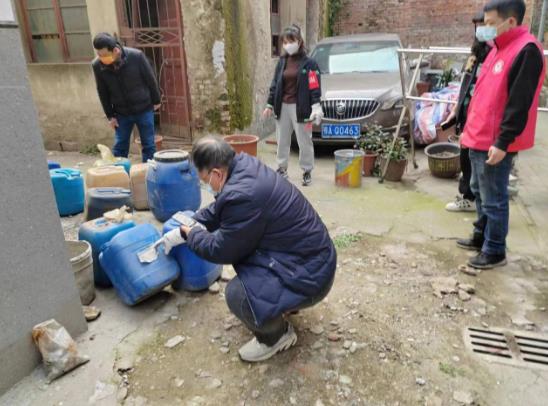 武昌生態(tài)環(huán)境分局認真排查環(huán)境安全隱患及時(shí)處置危險廢物