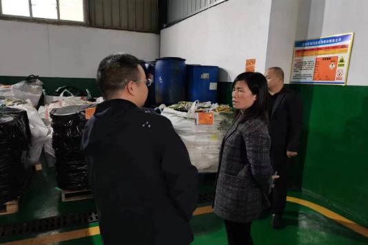 市生態(tài)環(huán)境局四級調研員邱麗君率隊檢查雁峰區危廢經(jīng)營(yíng)企業(yè)