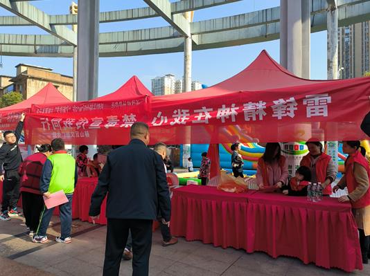 益陽(yáng)市生態(tài)環(huán)境局赫山分局干部職工組成的益陽(yáng)市赫山區新時(shí)代文明實(shí)踐中心衛生環(huán)保志愿隊開(kāi)展的“學(xué)雷鋒-爭做環(huán)保小衛士”志愿活動(dòng)受到特別關(guān)注