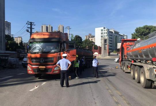利劍”行動(dòng)||保靖縣開(kāi)展柴油貨車(chē)路檢路查 利劍”行動(dòng)||保靖縣開(kāi)展柴油貨車(chē)路檢路查