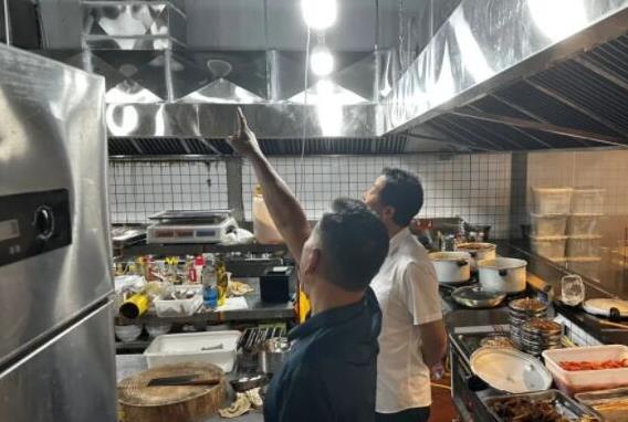 市生態(tài)環(huán)境局開(kāi)展餐飲油煙整治現場(chǎng)督導 市生態(tài)環(huán)境局開(kāi)展餐飲油煙整治現場(chǎng)督導