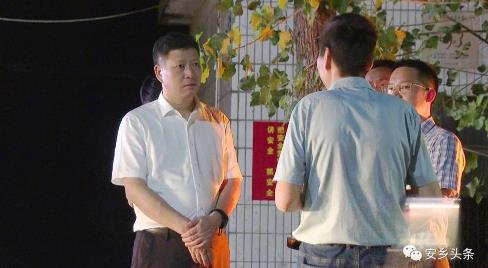 安鄉縣委書(shū)記王先波夜間督導鄉鎮秸稈禁燒工作 安鄉縣委書(shū)記王先波夜間督導鄉鎮秸稈禁燒工作